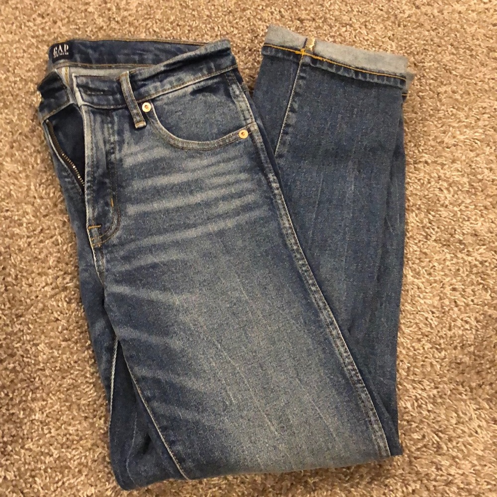 Gap women’s slim straight jeans - like new!